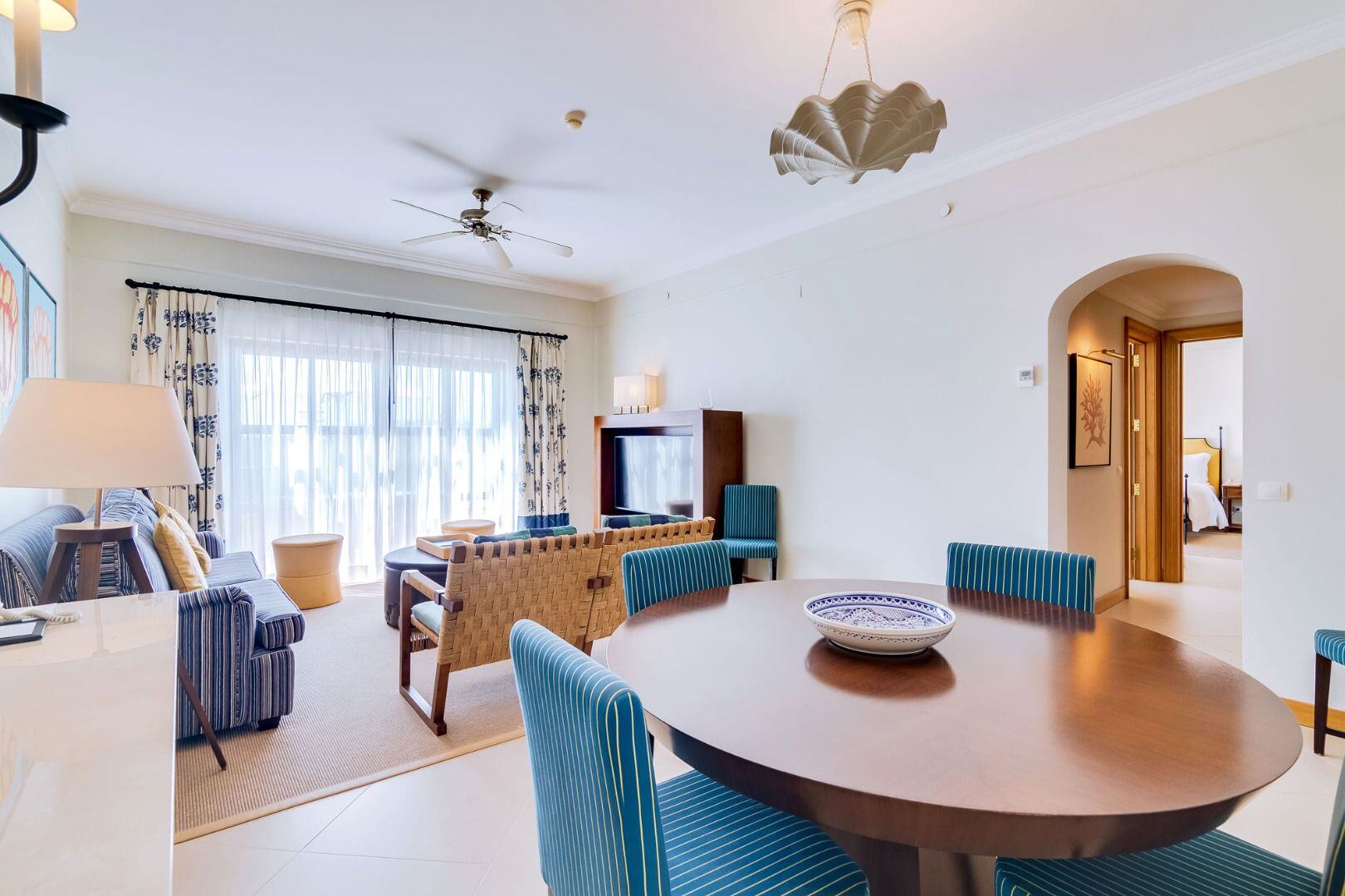 Legerer Wohnbereich einer Hotelsuite.