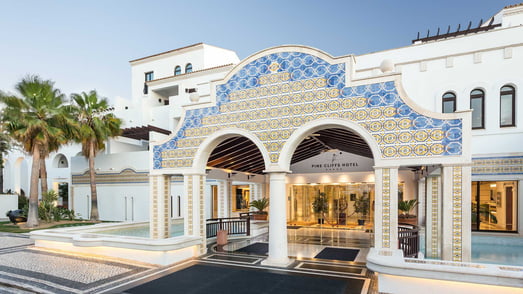 Eingang eines Luxushotel mit den typisch portugiesischen Kacheln.