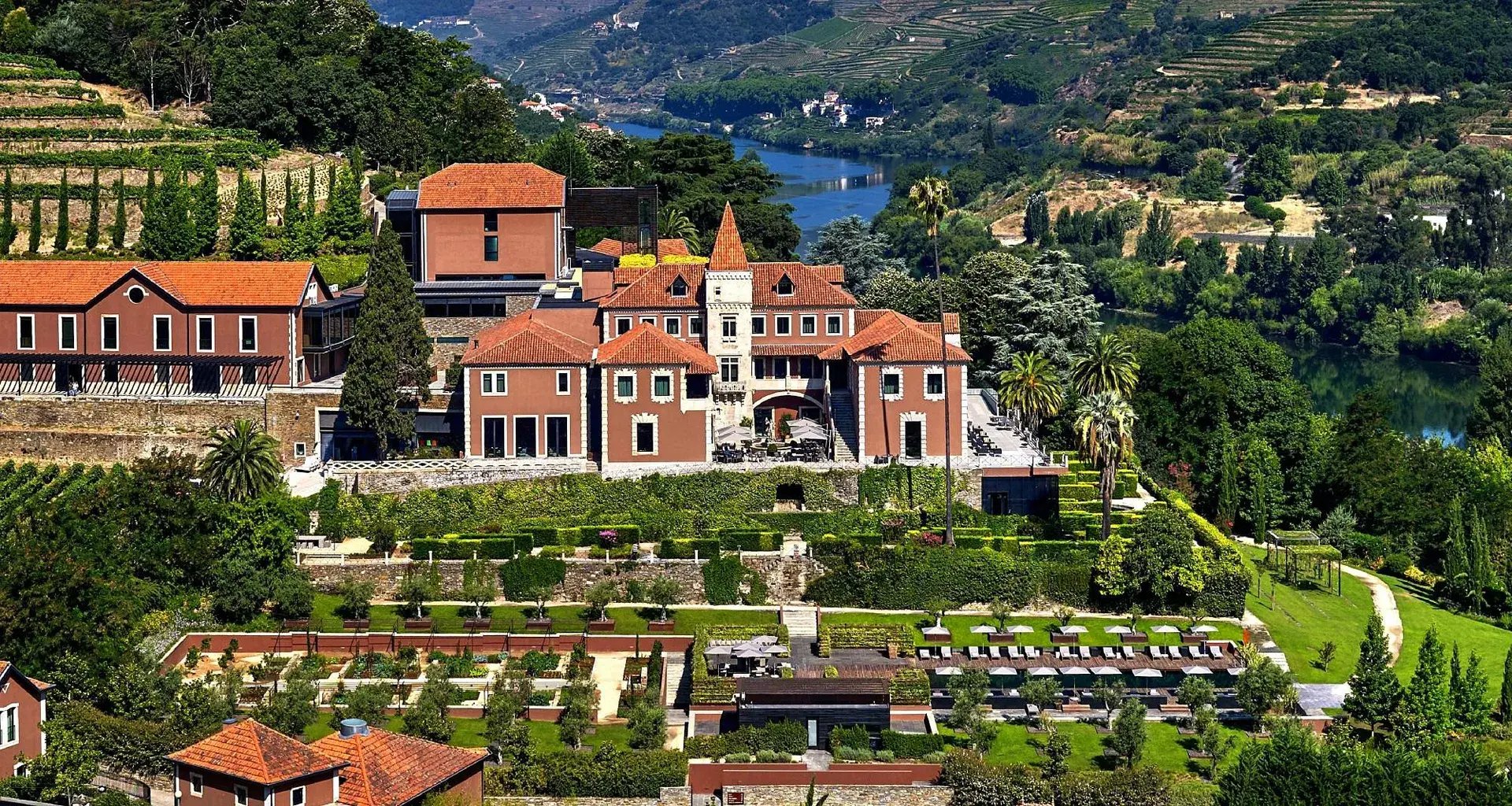 Blick aufs Hotel, dahinter Berge mit Meer