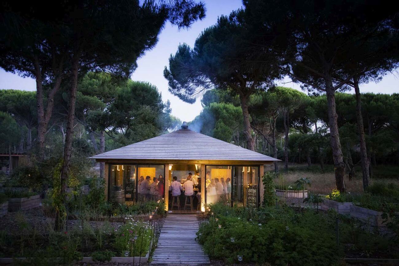 Beleuchtetes Gartenhaus, in dem Menschen sind.