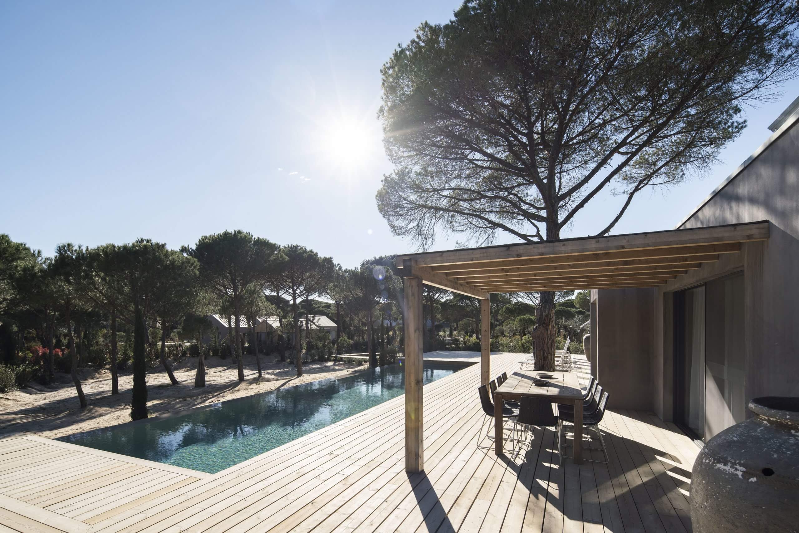 Pool mit Holzterrasse und Sonnendeck.