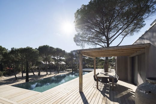 Pool mit Holzterrasse und Sonnendeck.