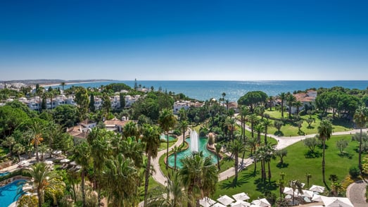 Blick auf die Hotelanlage, im Hintergrund das Meer