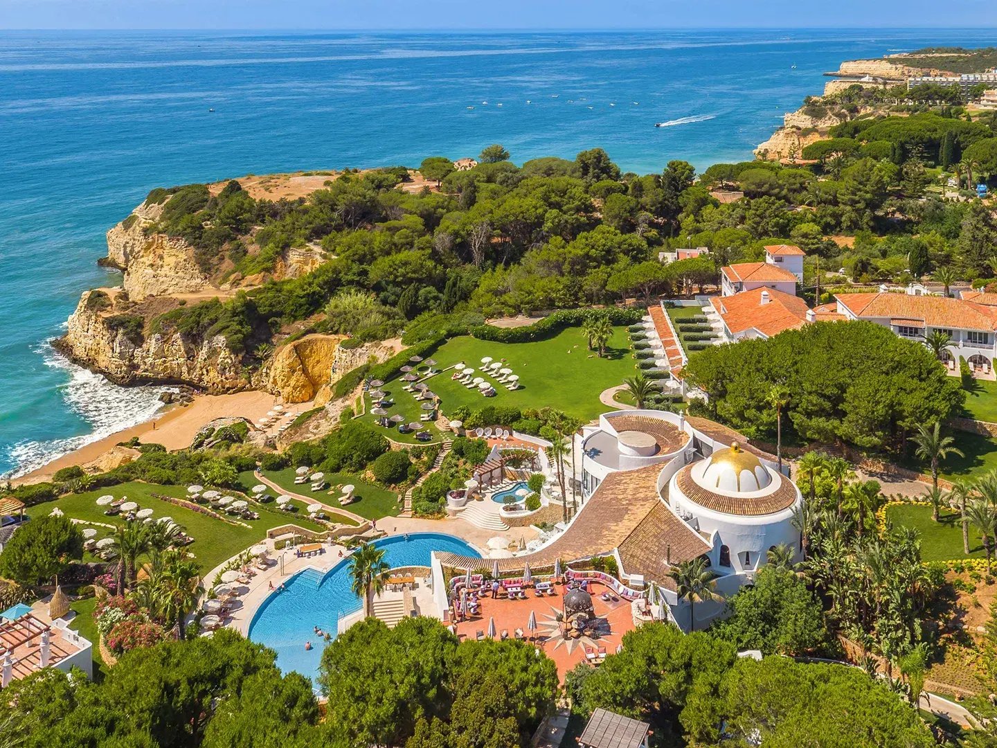 Resort an der Algarve mit viel Grün aus der Vogelperspektive.