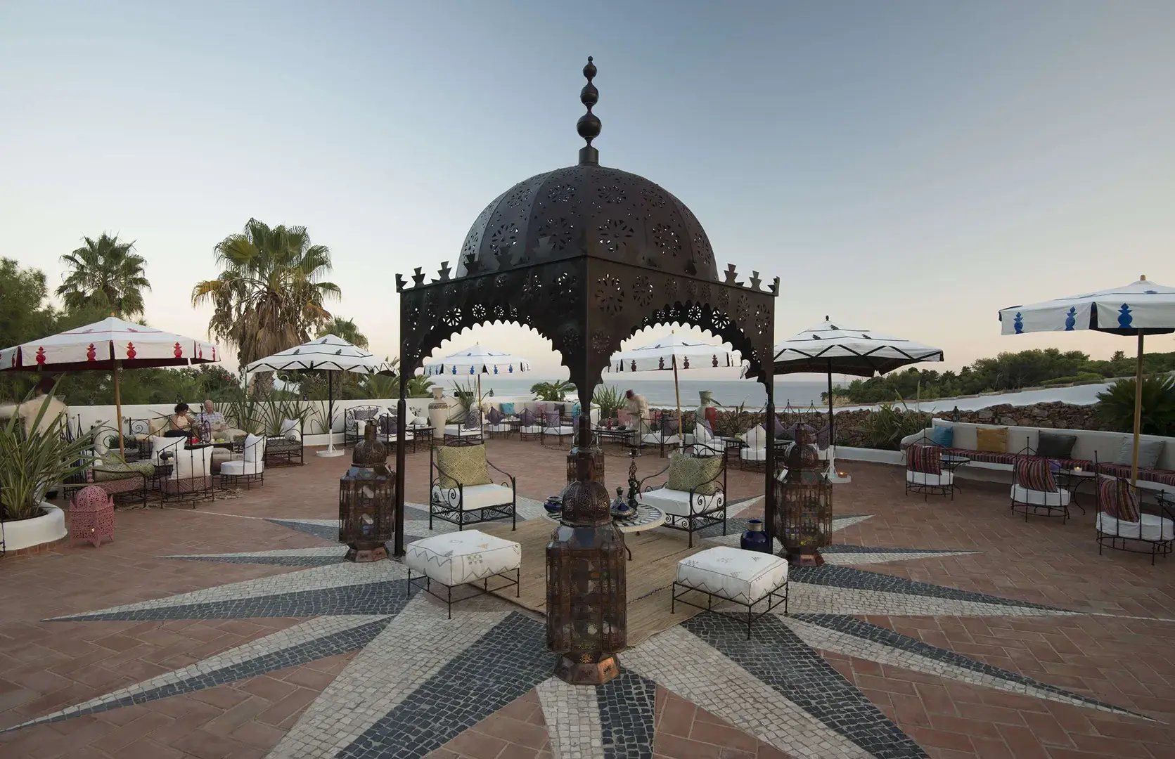 vila-vita-parc-resort-spa-algarve-portugal-aussenbereich-sitzmoglichkeiten-luxus-reisen-kinder-familie-the-family-project