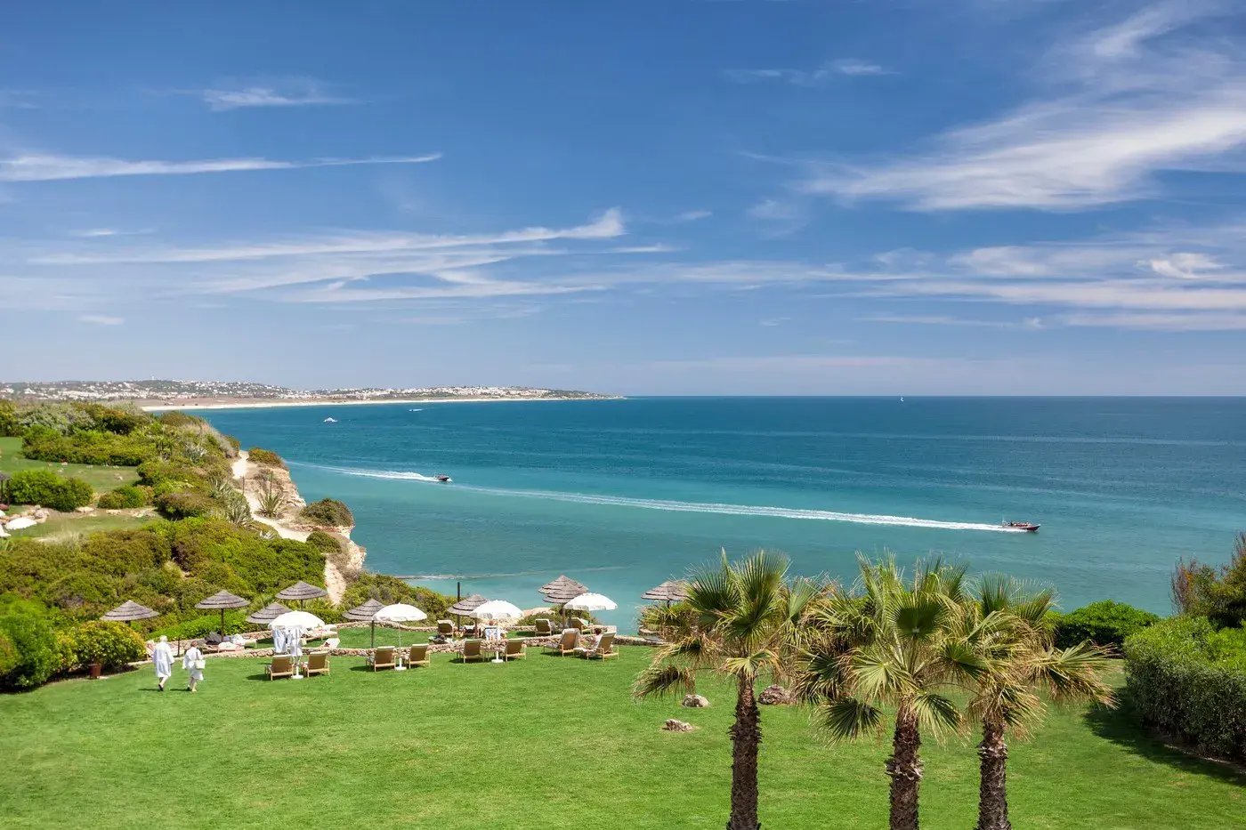 Weiter Blick von einer Resortanlage auf das Meer.