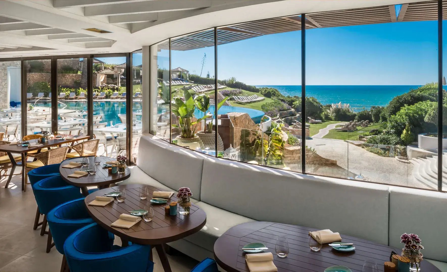 Restaurant mit Panoramablick auf die Hotelanlage und das Meer.