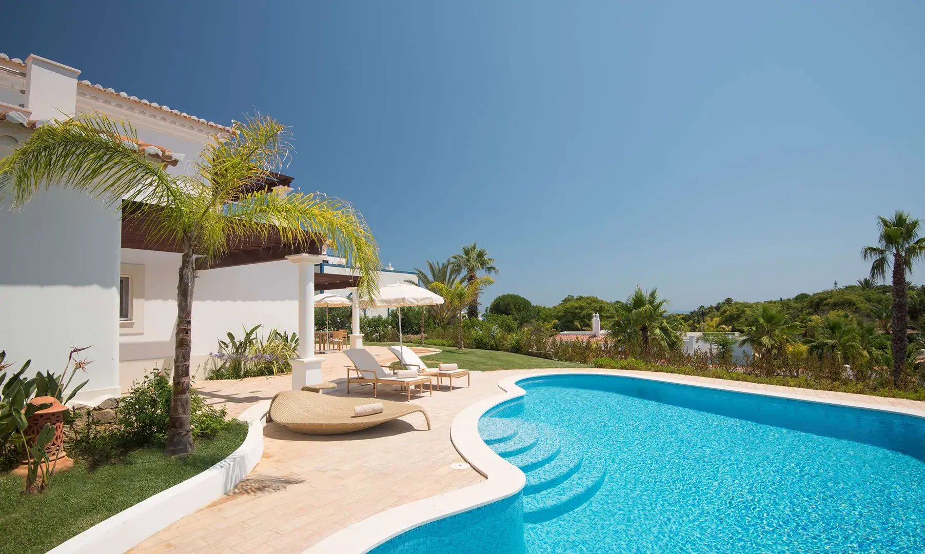 Terrassen mit Pool.