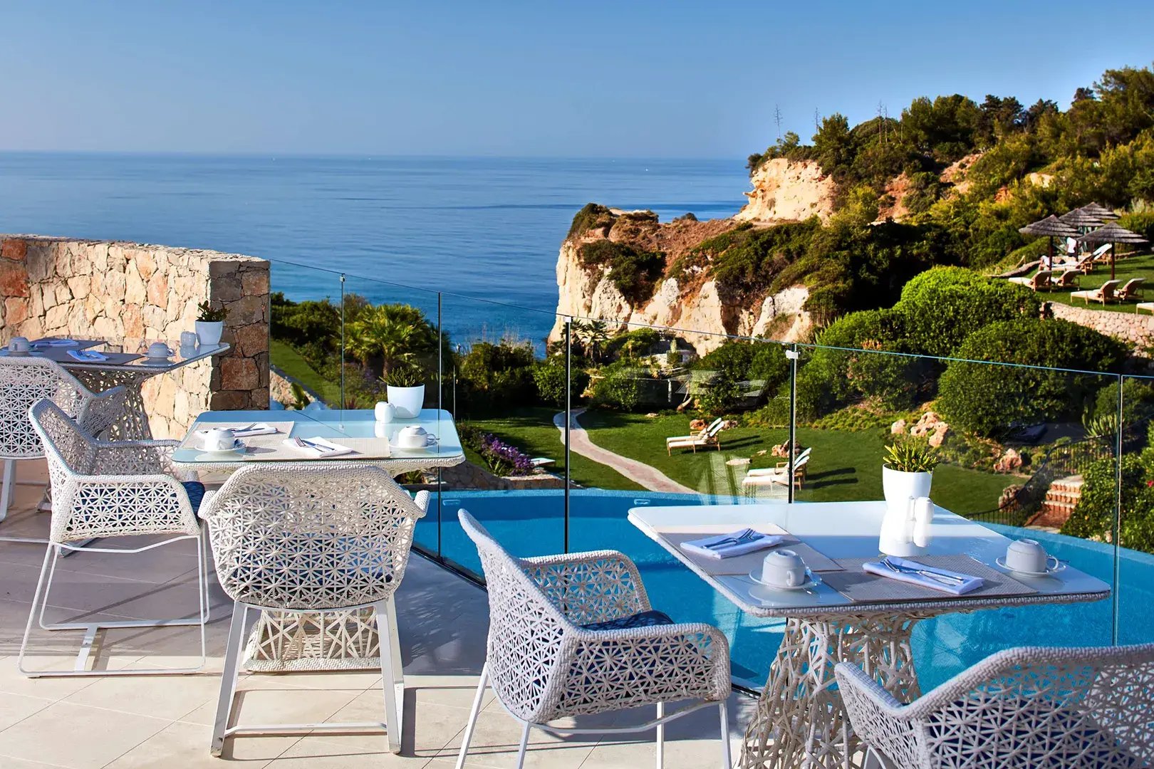 vila-vita-parc-resort-spa-algarve-portugal-terrasse-meerblick-poolblick-luxus-reisen-kinder-familie-the-family-project