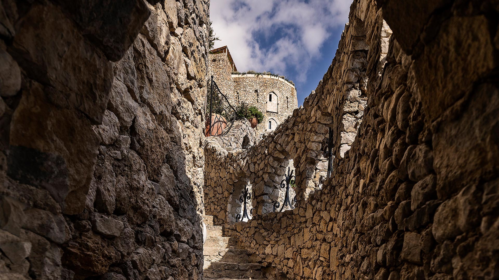 borgo-santandrea-italien-familienluxusreisen-thefamilyproject-architektur