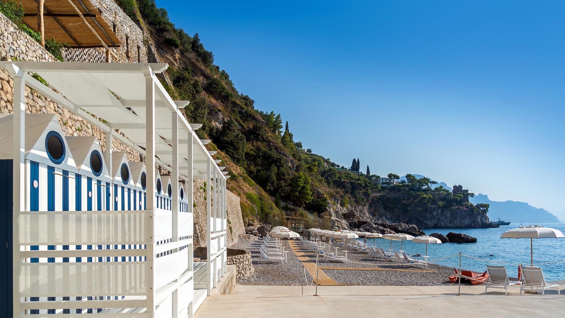 borgo-santandrea-italien-familienluxusreisen-thefamilyproject-beachbar