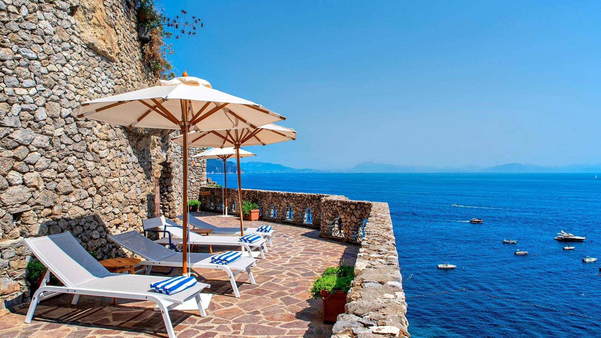 borgo-santandrea-italien-familienluxusreisen-thefamilyproject-liegen