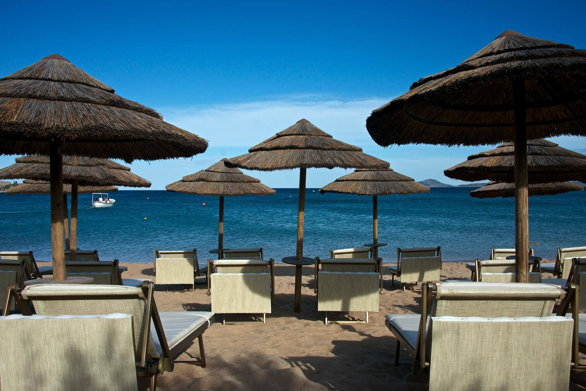 lea-bianca-luxury-resort-familienluxusreisen-thefamilyproject-strand-liegen