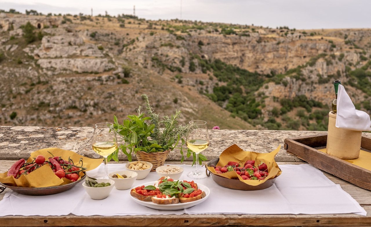 sextantio-le-grotte-della-civita-italien-familienluxusreise-thefamilyproject-aperitif