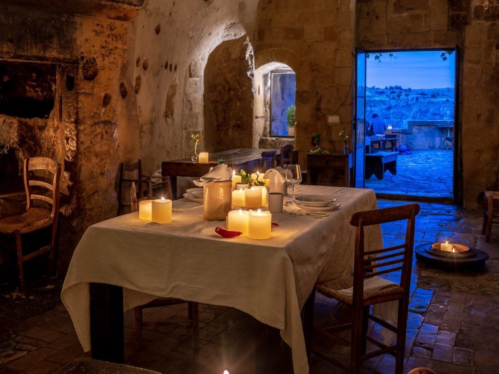 sextantio-le-grotte-della-civita-italien-familienluxusreise-thefamilyproject-dinner-kerzen
