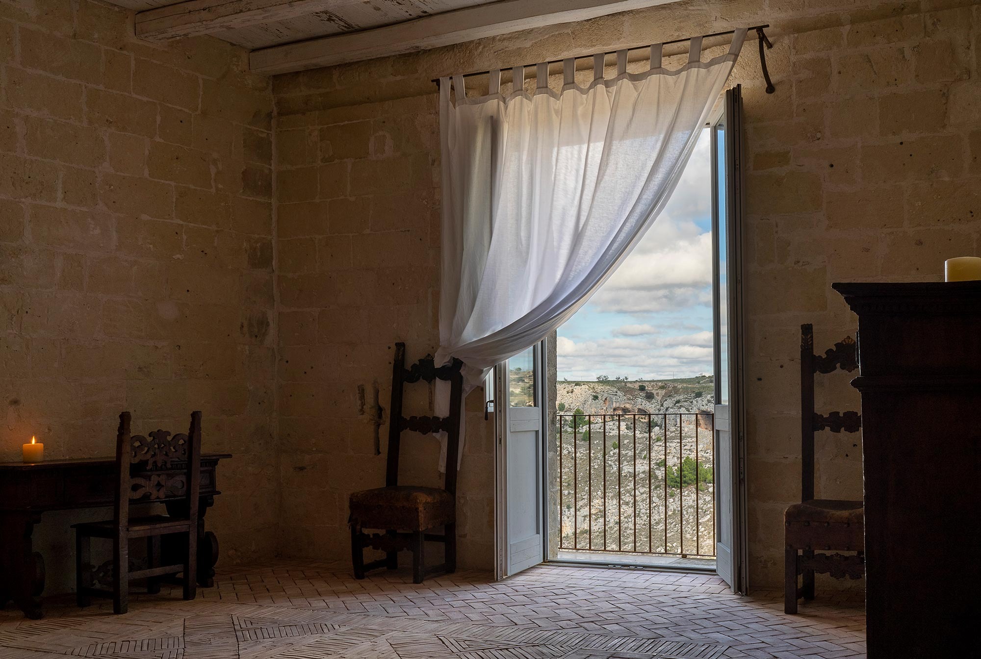 sextantio-le-grotte-della-civita-italien-familienluxusreise-thefamilyproject-executive-suite-fenster