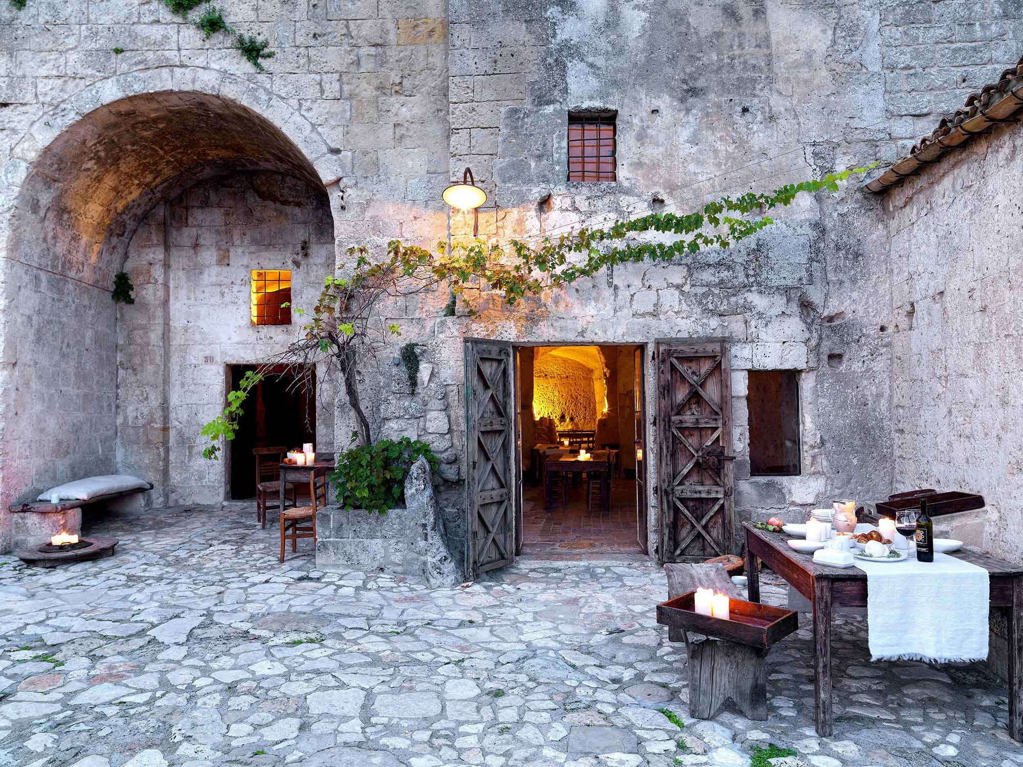 sextantio-le-grotte-della-civita-italien-familienluxusreise-thefamilyproject-restaurant-terasse