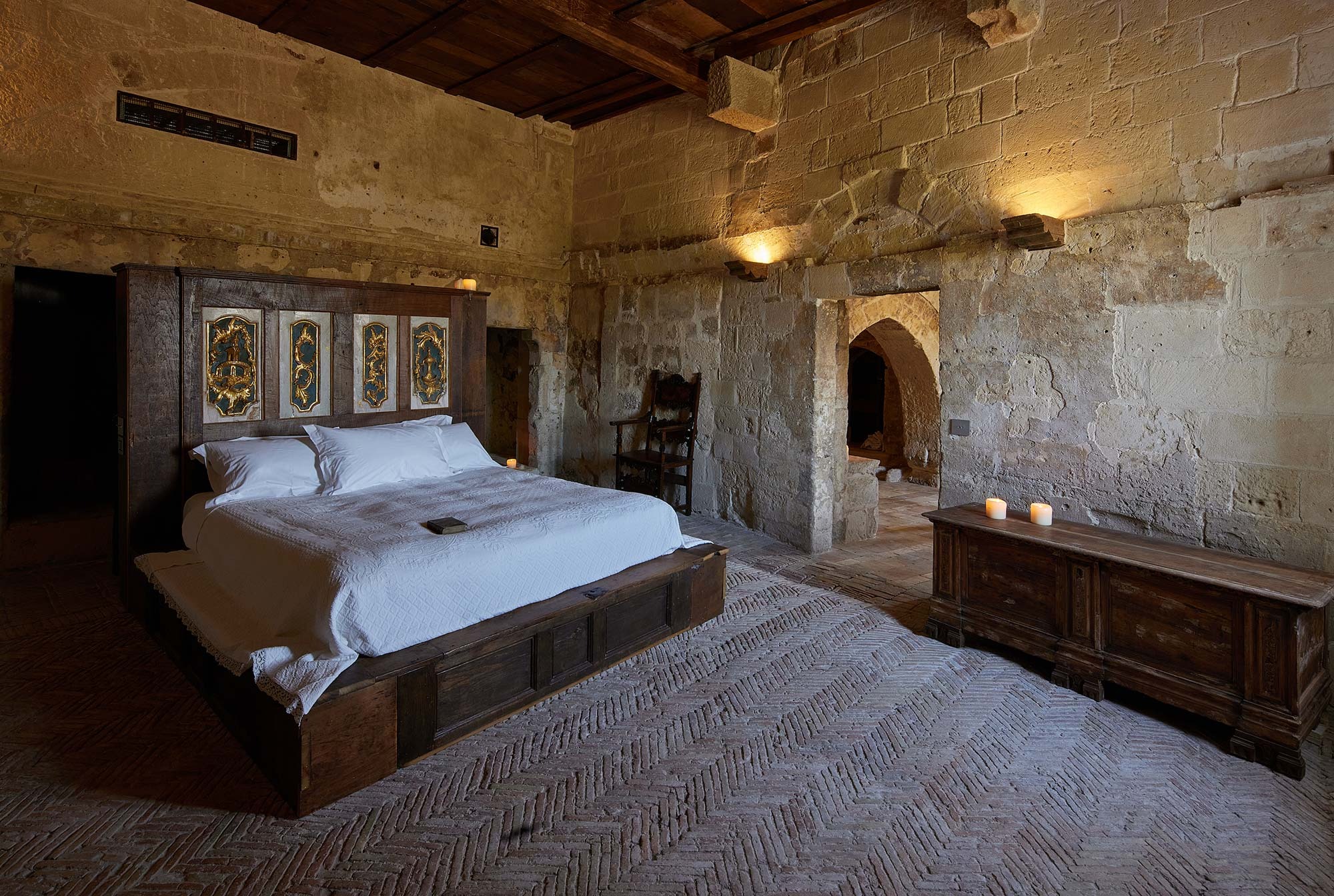 sextantio-le-grotte-della-civita-italien-familienluxusreise-thefamilyproject-suite-schlafzimmer