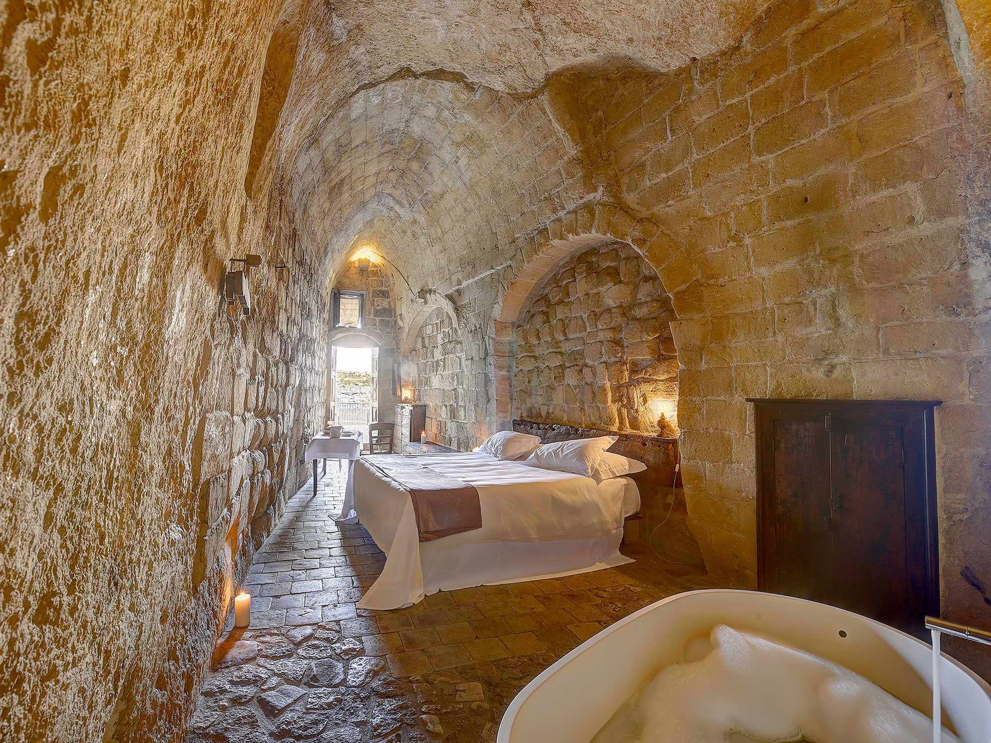 sextantio-le-grotte-della-civita-italien-familienluxusreise-thefamilyproject-suite-steinwaende