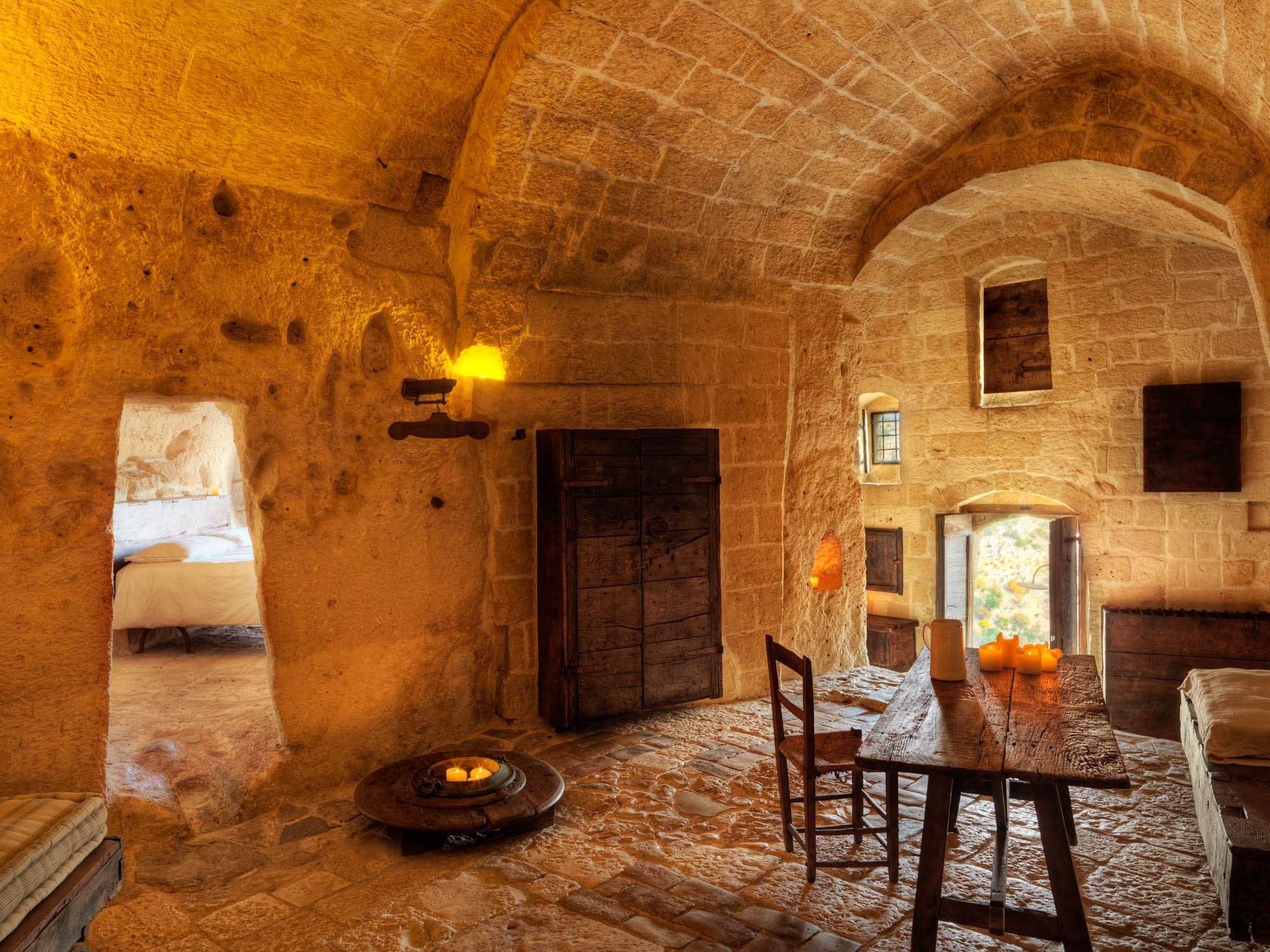 sextantio-le-grotte-della-civita-italien-familienluxusreise-thefamilyproject-suite-wohnbereich