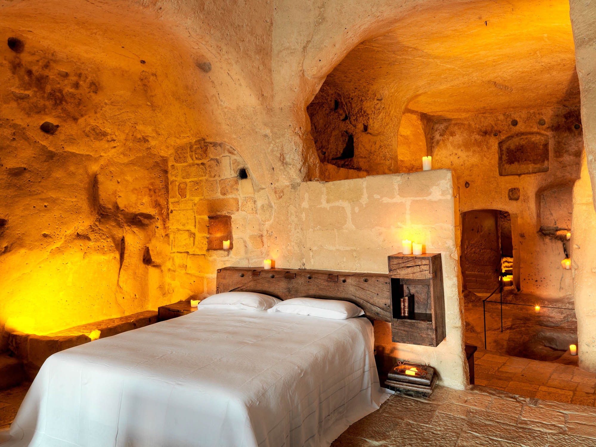 sextantio-le-grotte-della-civita-italien-familienluxusreise-thefamilyproject-unterkunft-schlafzimmer