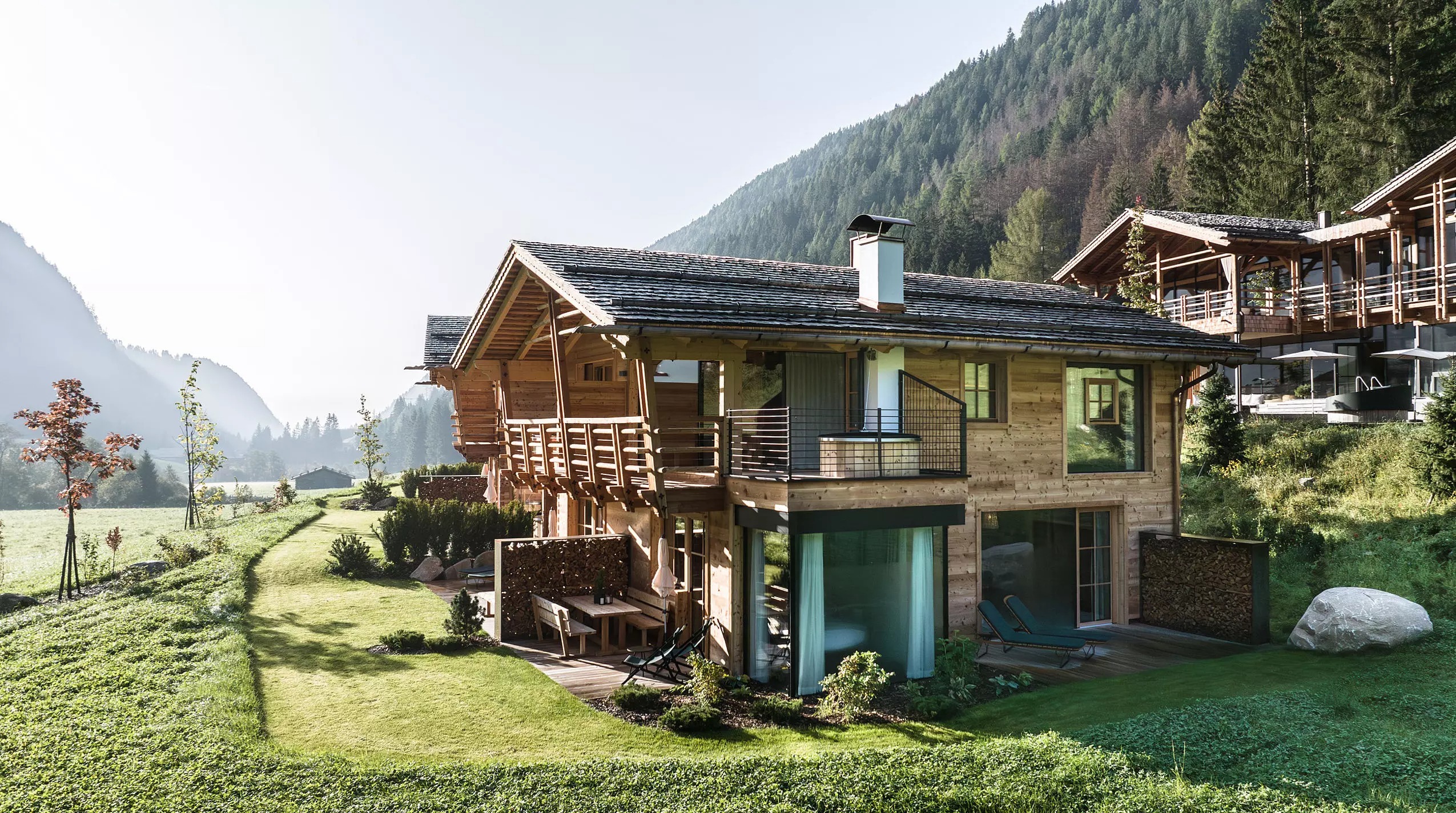chaletdorf-valsegg-italien-familienluxusreise-thefamilyproject-chalet-aussenansicht