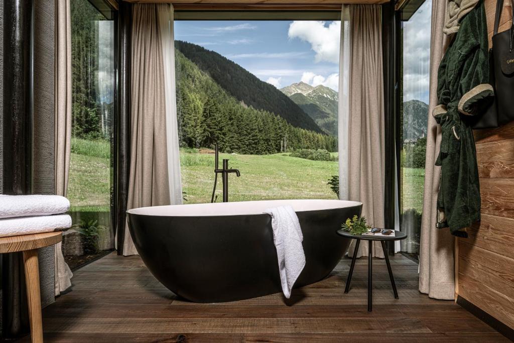 valsegg-chaletdorf-suedtirol-italien-familienluxusreisen-thefamilyproject-badewanne