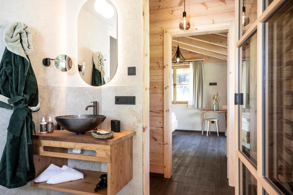 valsegg-chaletdorf-suedtirol-italien-familienluxusreisen-thefamilyproject-badezimmer