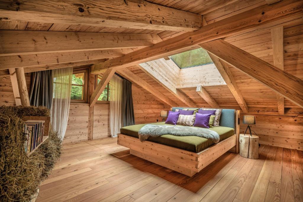 valsegg-chaletdorf-suedtirol-italien-familienluxusreisen-thefamilyproject-bett