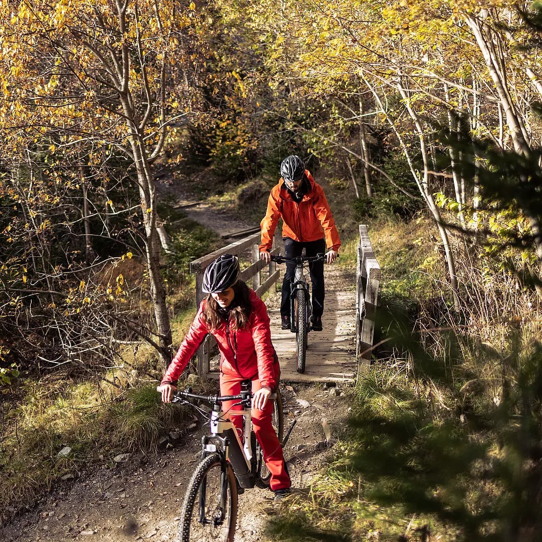 valsegg-chaletdorf-suedtirol-italien-familienluxusreisen-thefamilyproject-biking