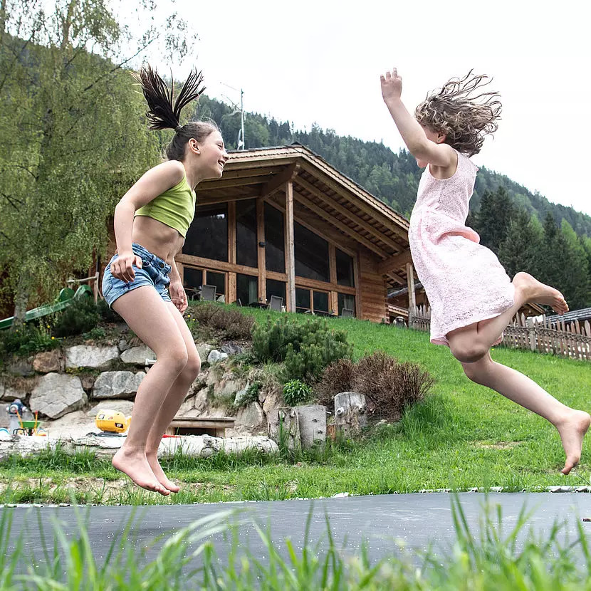 valsegg-chaletdorf-suedtirol-italien-familienluxusreisen-thefamilyproject-kids