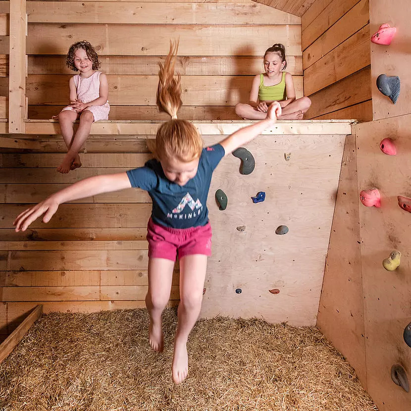 valsegg-chaletdorf-suedtirol-italien-familienluxusreisen-thefamilyproject-kletterwand