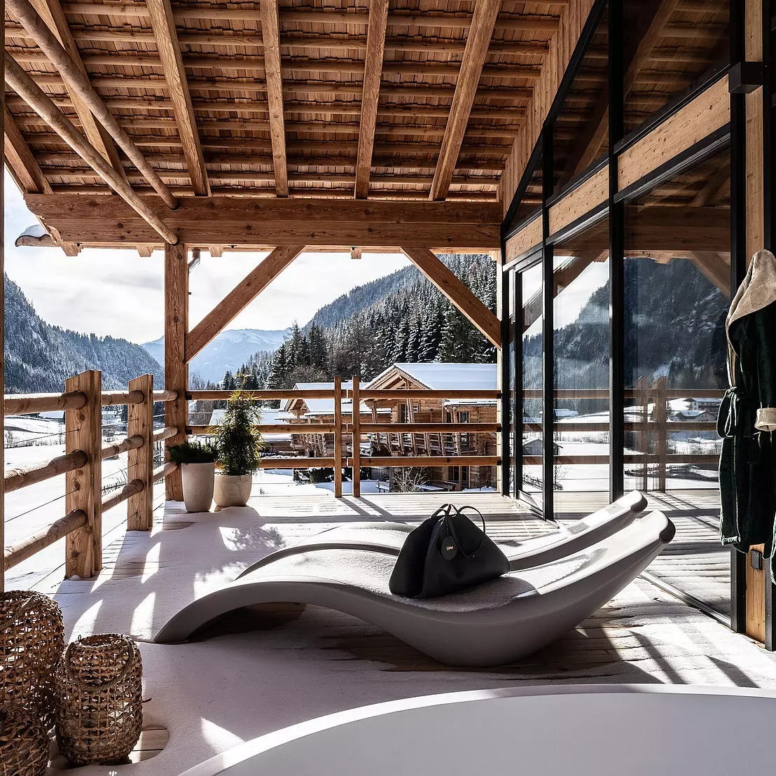 valsegg-chaletdorf-suedtirol-italien-familienluxusreisen-thefamilyproject-liegen
