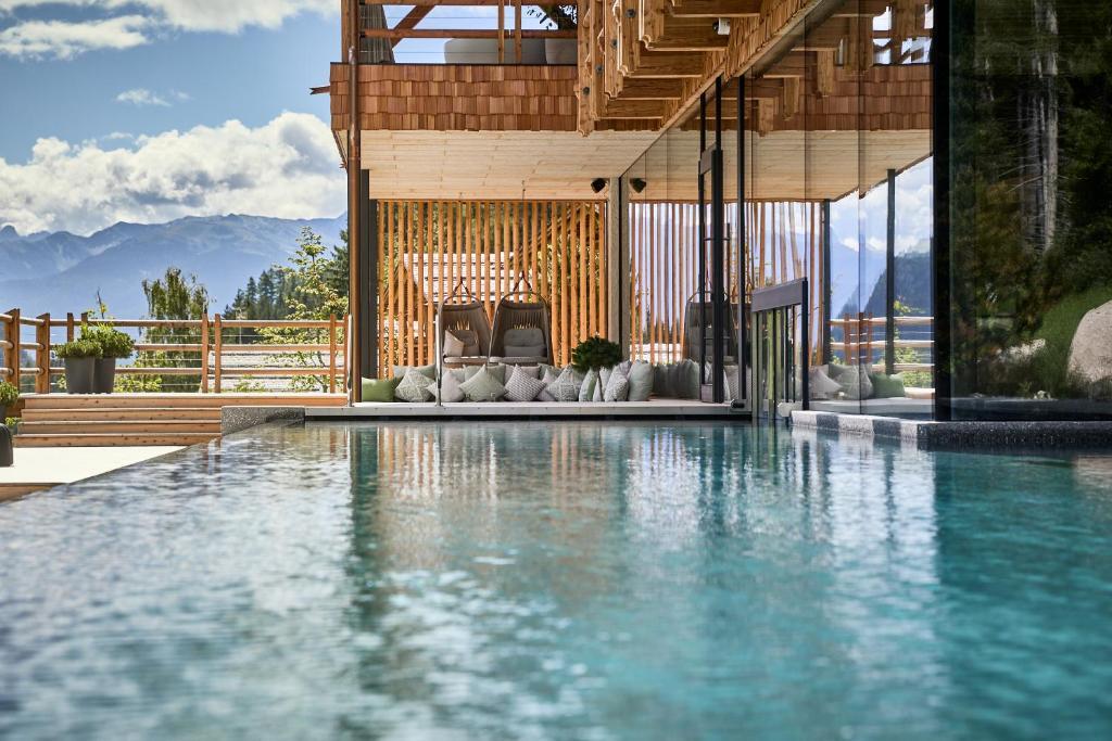 valsegg-chaletdorf-suedtirol-italien-familienluxusreisen-thefamilyproject-pool