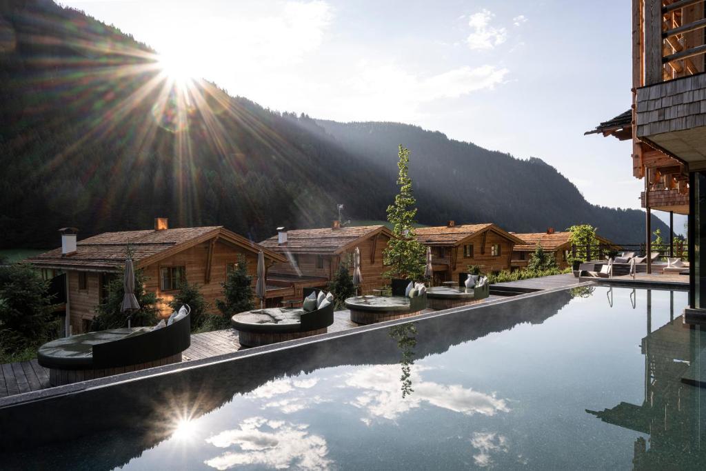 valsegg-chaletdorf-suedtirol-italien-familienluxusreisen-thefamilyproject-pools