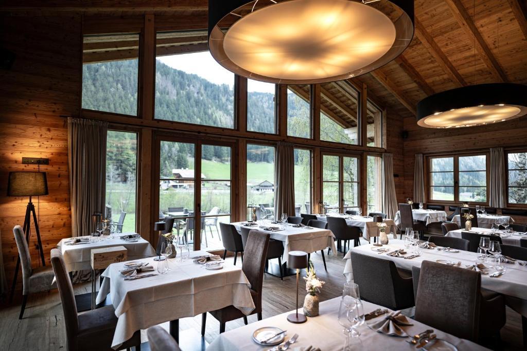 valsegg-chaletdorf-suedtirol-italien-familienluxusreisen-thefamilyproject-restaurant