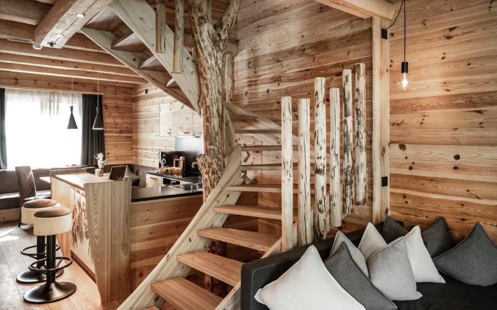 valsegg-chaletdorf-suedtirol-italien-familienluxusreisen-thefamilyproject-wohnbereich