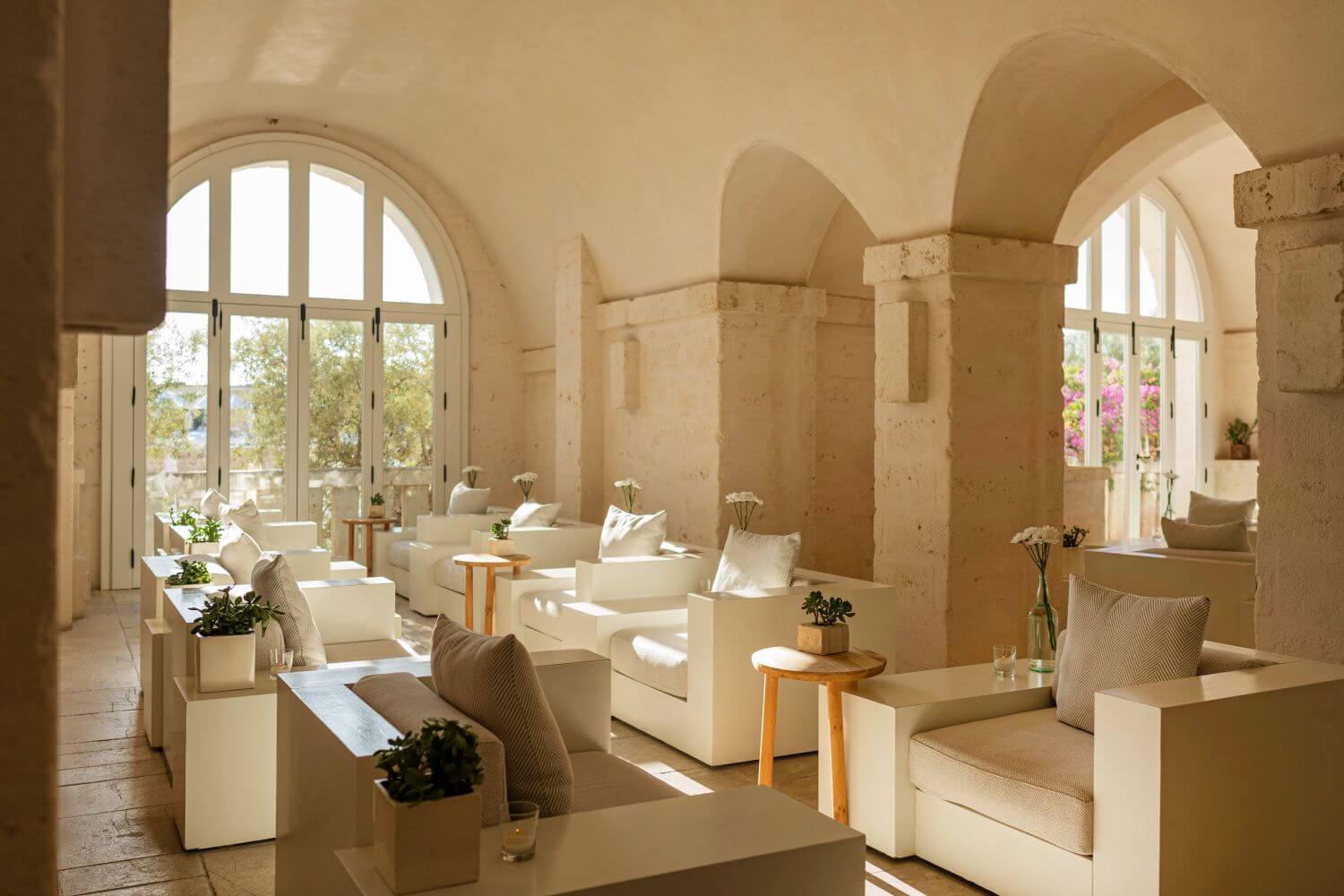 Elegante Lounge in Weiß gehalten mit vielen Sesseln.
