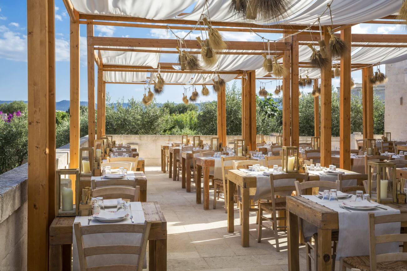 Überdachte Terrasse mit Segeltüchern, hier ist ein Restaurant.