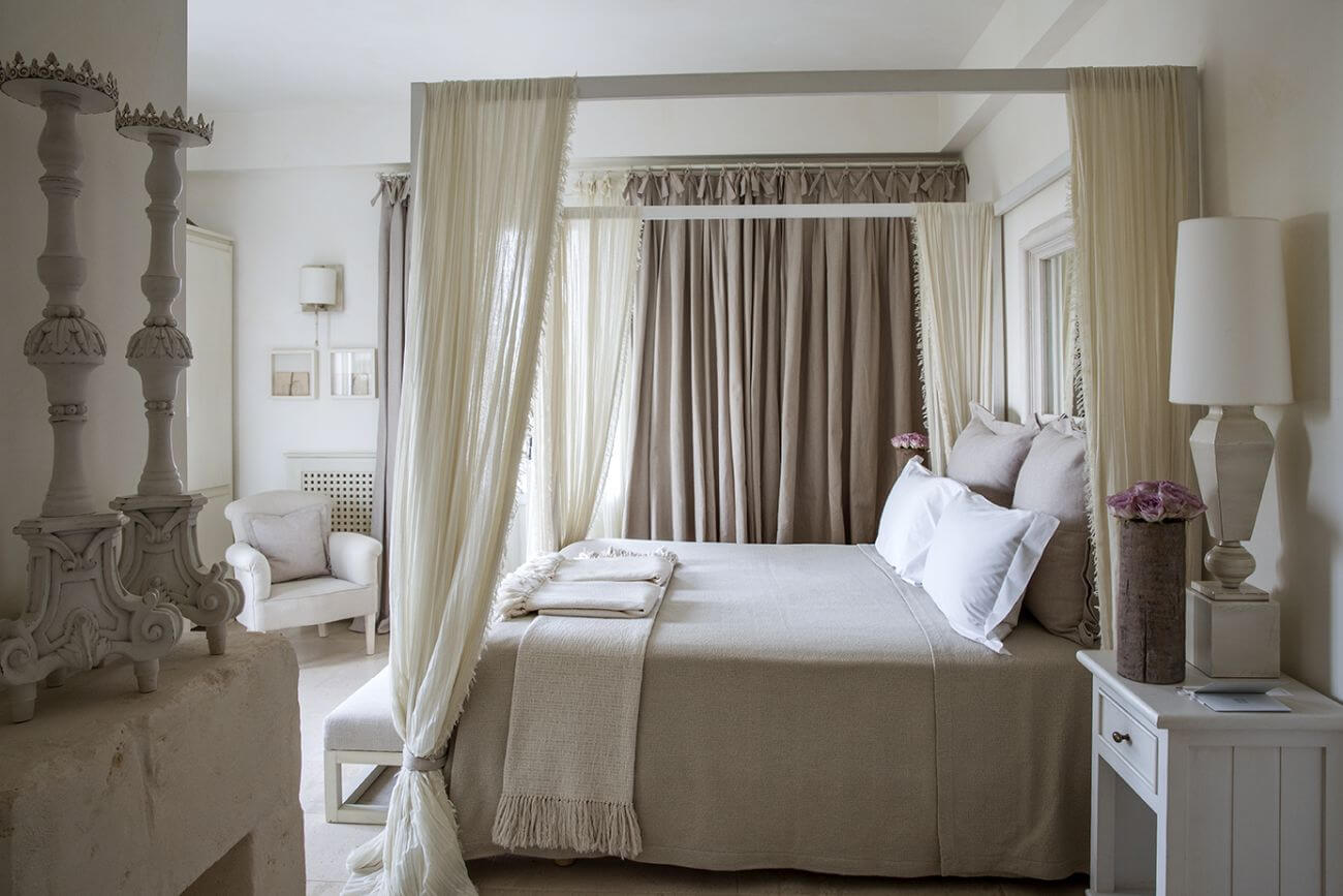 Schlafzimmer in Weiß gehalten mit Kingsize-Bett.
