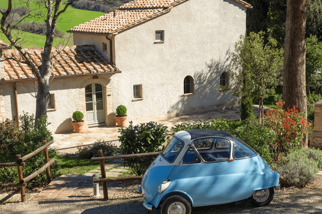 borgo-pignano-toskana-familienluxusreisen-blaues-auto
