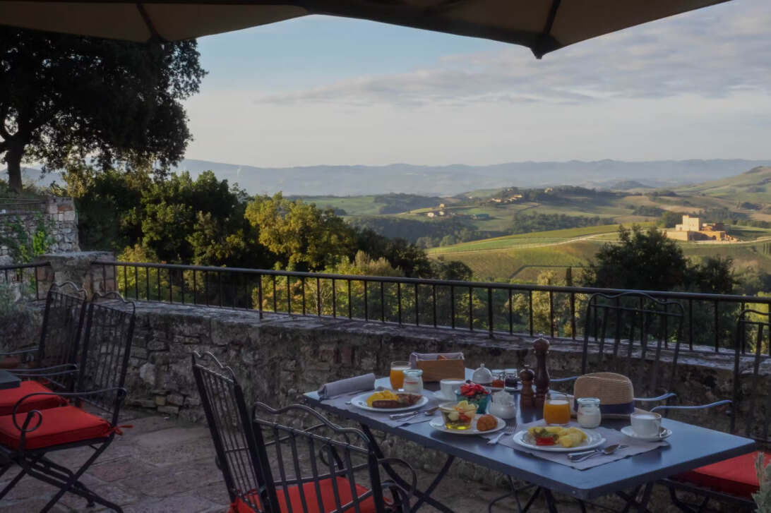 borgo-pignano-toskana-familienluxusreisen-frühstück-ausblick