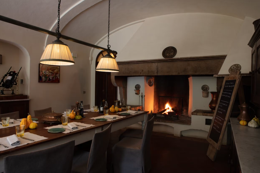 borgo-pignano-toskana-familienluxusreisen-küche-kachelofen