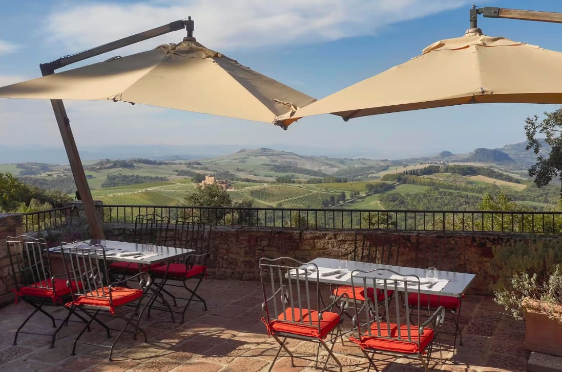 borgo-pignano-toskana-familienluxusreisen-terrasse