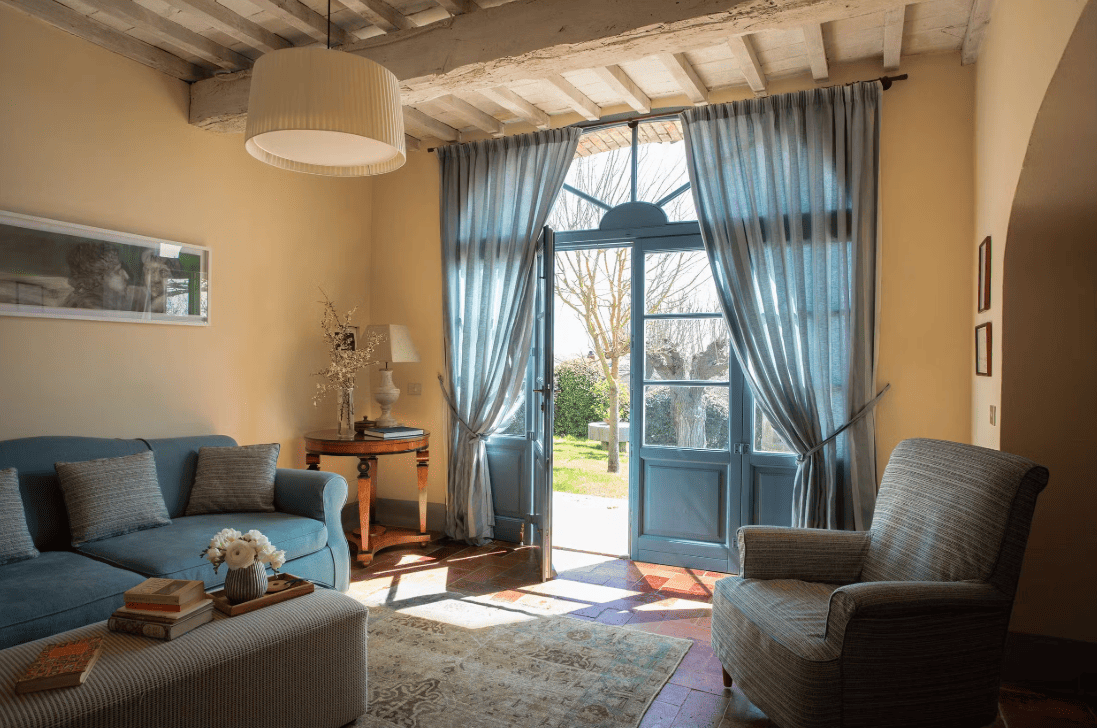 borgo-pignano-toskana-familienluxusreisen-wohnzimmer-großes-fenster