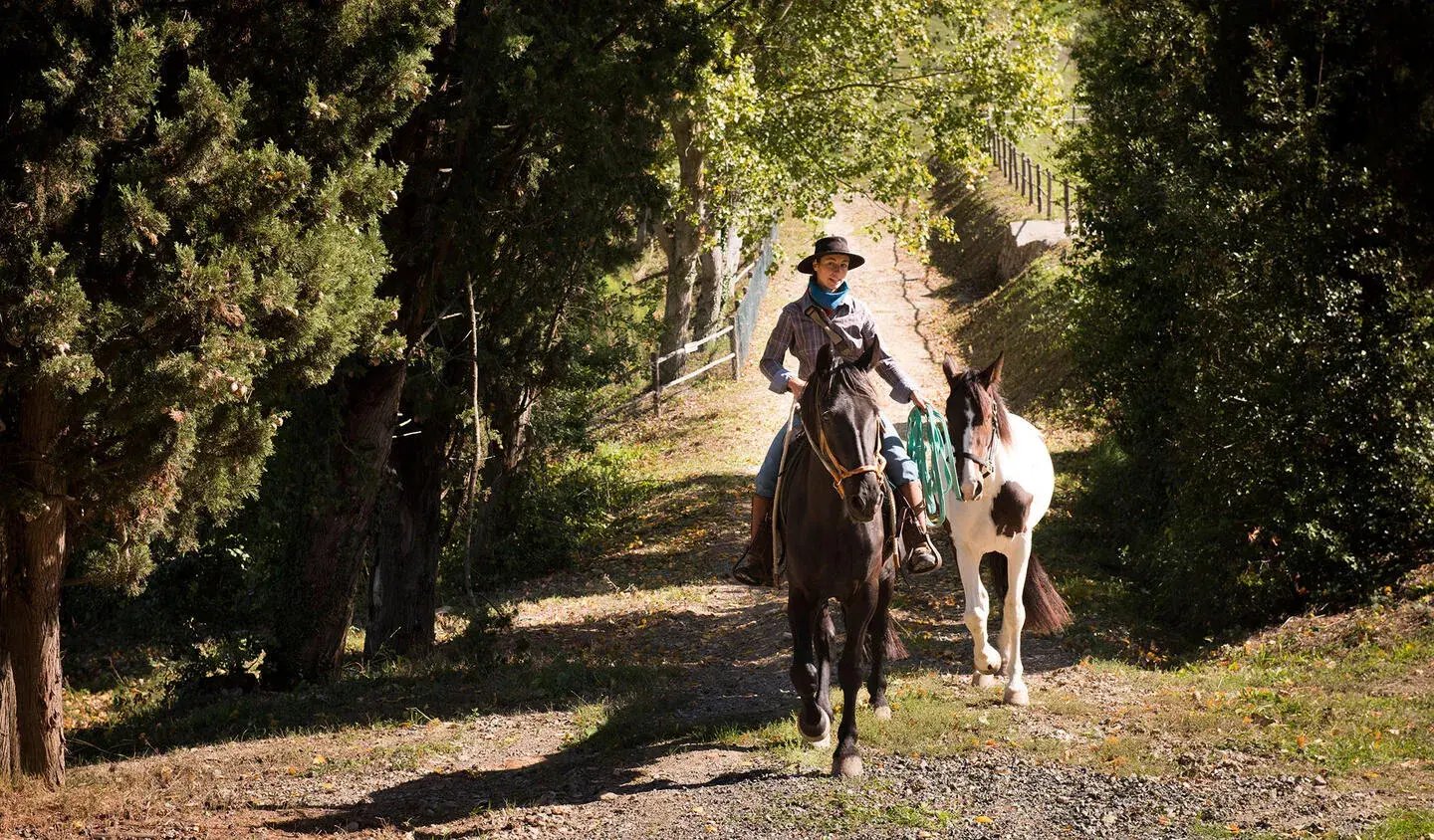 borgo-pignano-toskana-italien-reiten-aktivitaten-familienreise-luxus-the-family-project