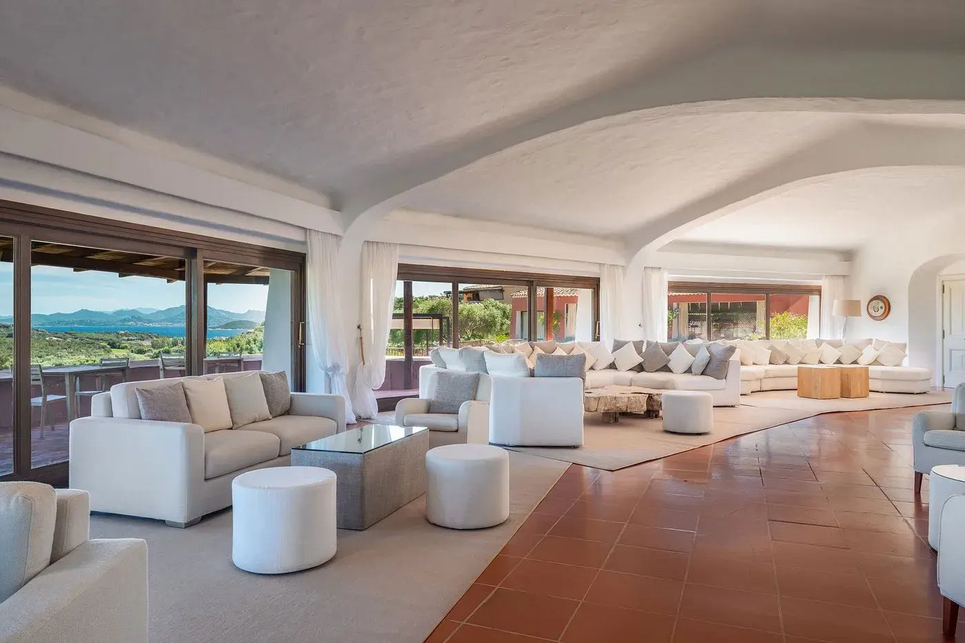 hotel cala di volpe costa smeralda italien terrasse garten familienkomfort the family project luxus familie kinder reisen