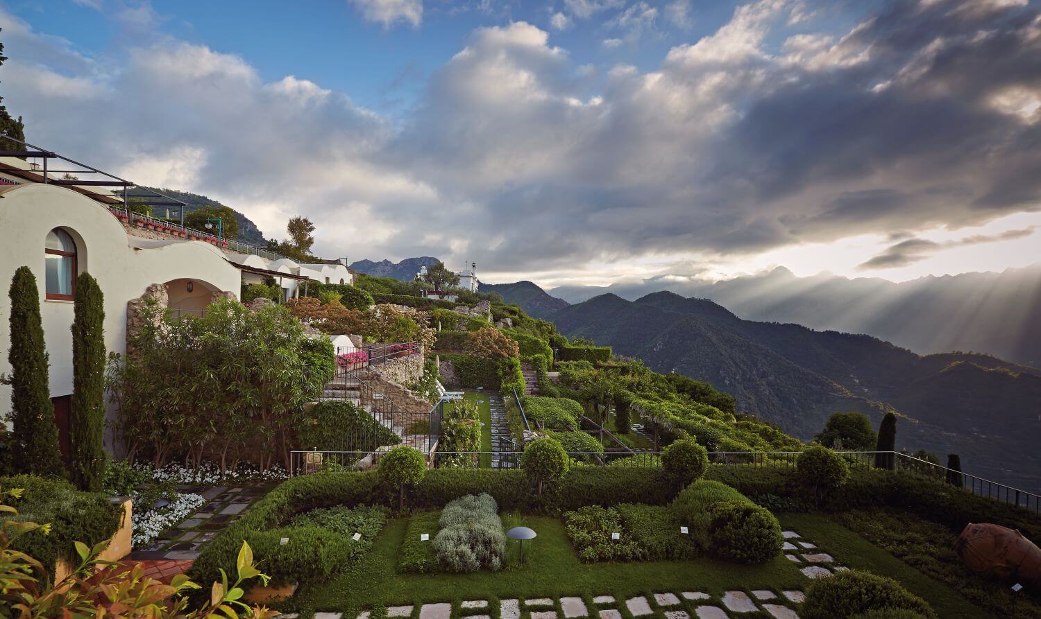 belmond-caruso-familienluxusreisen-hotelgarten
