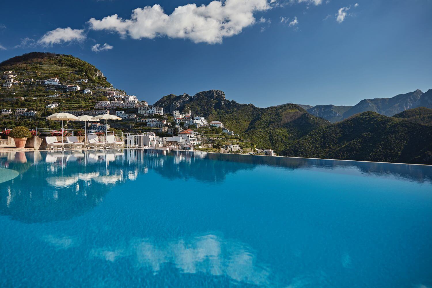 belmond-caruso-familienluxusreisen-pool-ausblick