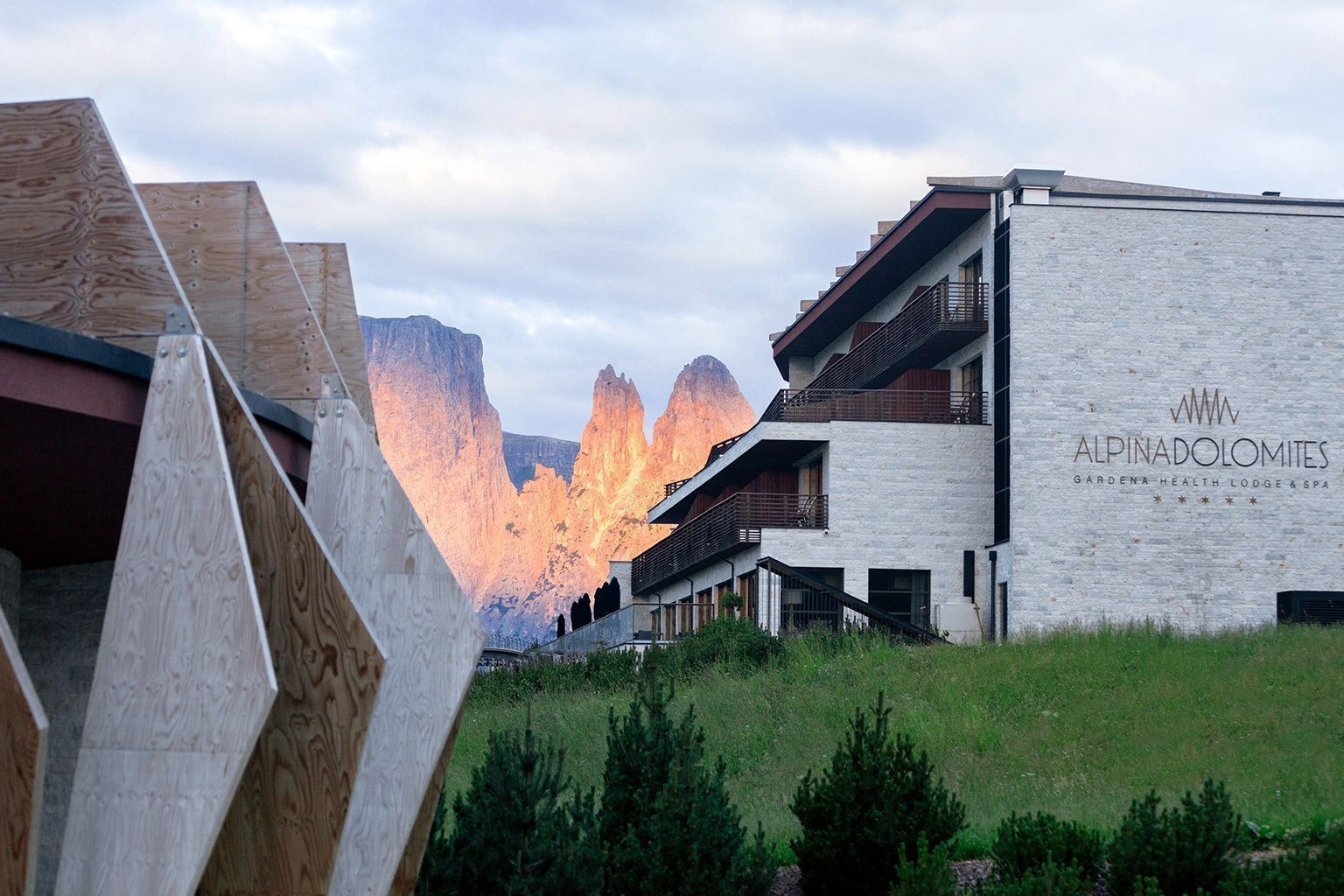 como-alpina-dolomites-italien-familienluxusreise-thefamilyproject-bergkulisse